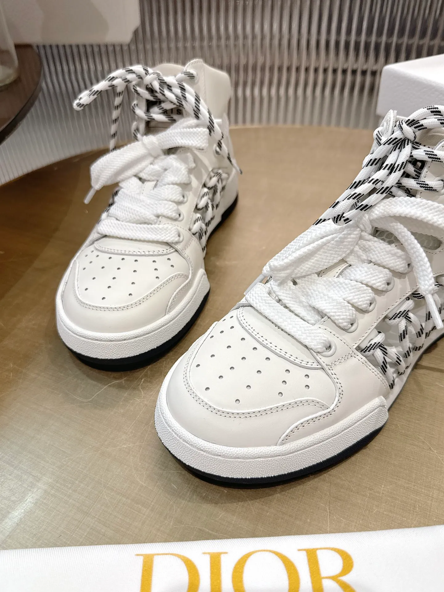 👟👟Ex-factory price 740👟👟 (Top version) Couple model Dior, C’est 25 new college style casual fashion high-top sneakers, showing eye-catching and fashionable style. Carefully crafted, the hollow design on the side of the upper is super fashionable, and the details also add a touch of elegance. The lightweight two-tone sole offers exceptional comfort and sporty style. Can add a stylish touch to any casual look. The tongue and sole are decorated with the Christian Paris logo, and the cowhide design is styled. Women's size 35-44